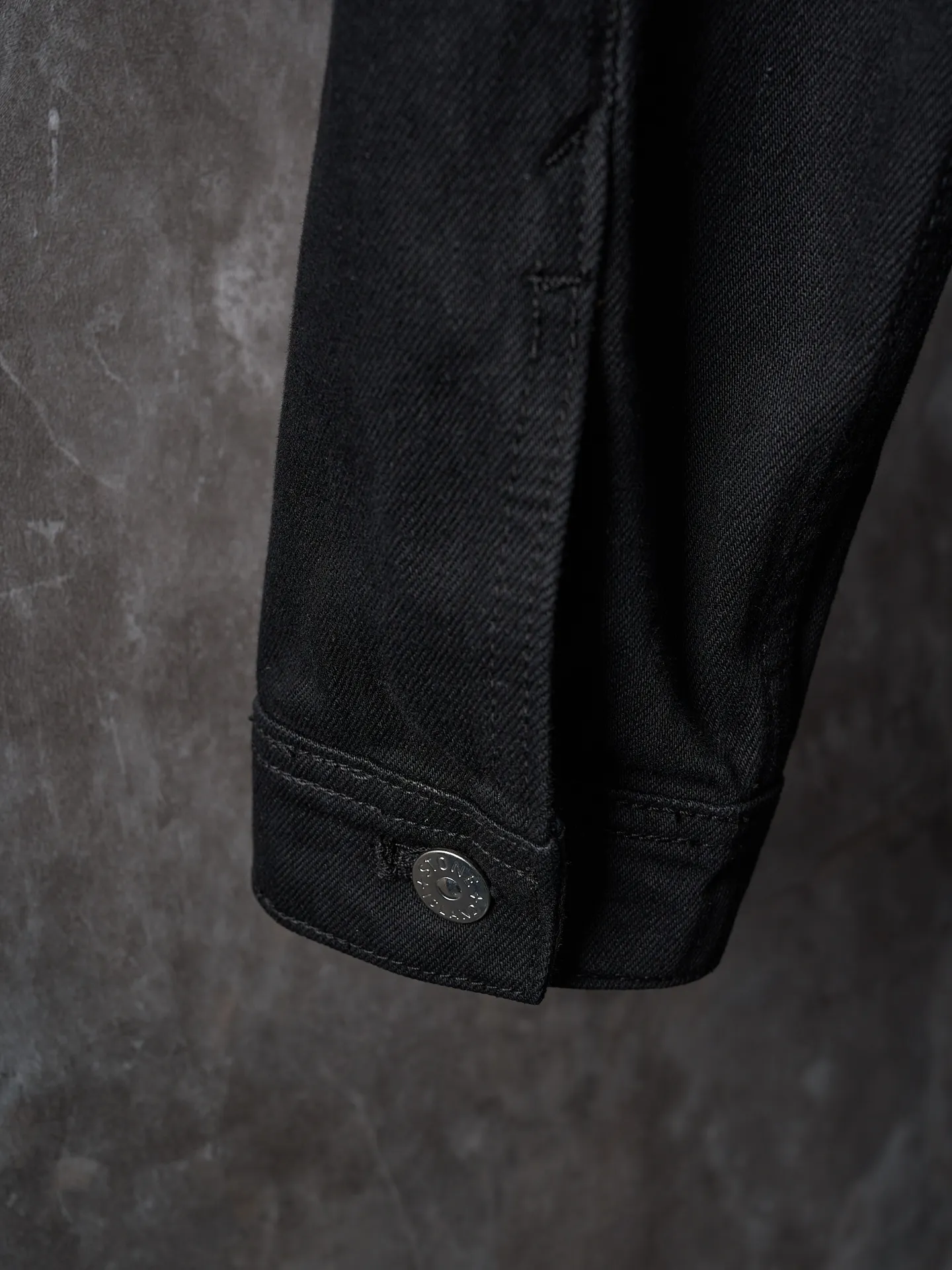 P510 Actual auction] Stonesland/Stone Island badge denim jacket [Ready stock] S M L Simple lines outline a neat silhouette and outline a casual and free style. The workwear gene is infused with luxury DNA. Simple charm and versatile charm. Imported machine embroidery technology is used. Advanced computer control system and precision mechanical parts are used to realize the Stonesland badge embroidery operation with high precision. The lines are smooth and delicate. The whole garment is washed with Zhongxiao. Use a special solution to remove stains and slight fading. Then use a strong washing method to fade the color and make it more uniform. The whole piece of clothing is stitched together using a clip-on machine. The clip-on machine can control the distance between the two needles by changing the needle position, achieving seamless splicing, smoothness, neatness, and a loose fit.